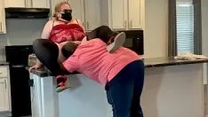 再生 ホットな欲求不満のssbbwブロンド熟女不動産業者が賃貸クライアントといちゃつき、猫に後背位で中出しされ、黒いチンポが中でイク