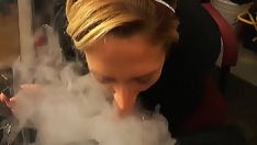 再生 アマチュア ステフィオが彼女の素晴らしい bj スキルを披露