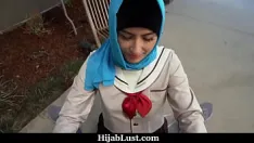 Reproduzir Gata árabe gostosa está assistindo pornografia e agora se sente pronta para ir até o fim com o cara - hijablust