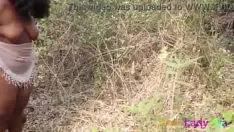 再生 アフリカのどこかで、ssbbwのお尻をした地元の村の女の子がフェラをして、茂みの中で監視員に大きな黒いコルクのハードコアで犯される