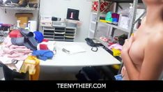 Redare Teenythief- hoțul adolescent latina zerella skies a blocat complet furtul dintr-un magazin