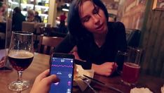 Riproduci Ho preso il controllo del vibratore della mia sorellastra nel bar e l'ho portata all'orgasmo.