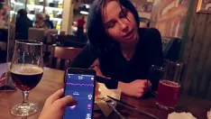 Reproducir Tomé el control del vibrador de mi hermanastra en el bar y la llevé al orgasmo.