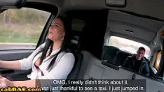 Jouer Bosomy bigass bébé en bas noirs baisée dans un taxi en plein air
