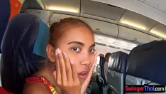 播放 与他的亚洲青少年女友在酒店乘坐飞机和业余性爱