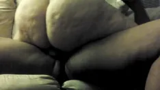 Reproducir Bbw latina milf sienta su gran culo sobre una polla negra