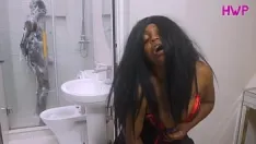 تشغيل زوجة الرجل الغني تقذف كثيرًا بينما تمارس الجنس مع لعبتها الكبيرة أثناء مشاهدة سائقها ذو القضيب الأسود الكبير يأخذ حمامه، شاهد بينما يعطيها السائق أصعب عندما أمسكها وهي تختلس النظر إليها