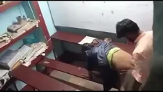 চালান শিক্ষক প্রথমবার শ্রেণীকক্ষে মেয়ে ছাত্রীকে চোদন