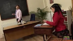 Oynat Prezervatif öğrenmek için esmer milf amını büyük bir horozla dövdü