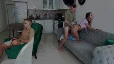 Oynat Kocasını en yakın arkadaşıyla arkasından aldattı! 4k