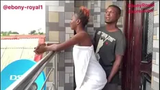 Riproduci Il ragazzone di lagos scopa la sua sorellastra sul balcone, video completo su rosso