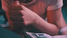 Jouer Une fille excitée suce une bite bien dure avec une fin heureuse