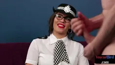 Jouer Une milf de police voyeuse en uniforme regarde une masturbation masculine