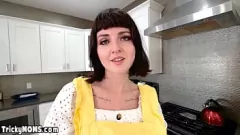 Putar Buah dada besar milf jane merpati menukar tugas piring untuk membersihkan ayam di pertemuan tabu sudut pandang pertama