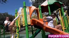 Riproduci Gli adolescenti della migliore amica sperimentano il sesso di gruppo hardcore al parco giochi