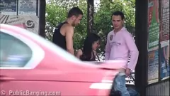 Redare Orgie publică brunetă cu busty: Trio cu penis mare și dracu intens cu păsărică