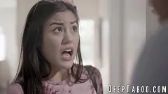Abspielen Die haarige Muschi der Teenagerin Kendra Spade hüpft auf Derrick Pierces steinhartem Schwanz