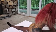 Jouer Une beauté noire tatouée chevauche un monstre BBC après une gorge profonde intense et un léchage de cul avec Ebony Babe Pinky