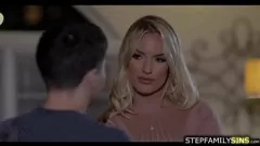 Oynat Ricky İspanyol Yasak Karşılaşmada Rachael Cavalli'nin Kıvrımlı Vücudunu Saban Ediyor
