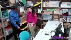 再生 角のある船の将校が彼のウィンナーで思春期のbspoilを尋ねる