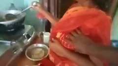चलाएँ शौकिया एशियाई पत्नी का आउटडोर सेक्स और हैंडजॉब एडवेंचर