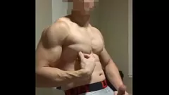 تشغيل عشيق آسيوي عضلي يربط بحومه غير المقطوعة وينفجر