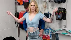 تشغيل ضابط الأمن يمسك وملاعين في سن المراهقة Marilyn Johnson في غرفة الأمن