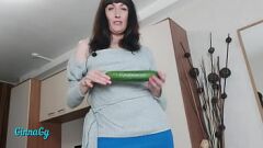Putar Brunette Milf's Creamy Pussy bocor di seluruh mentimun di sesi solo
