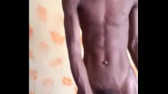 تشغيل معلق مانغو الفحل يظهر قبالة الديك وحشه