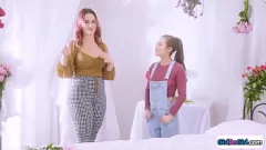 Reproducir La morena tatuada Siri Dahl se queda con la cara, asombrada por Spencer Bradley en acción lesbiana hardcore