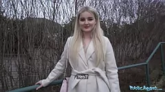 Jouer L'agent public devient méchant avec une blonde californienne en bas: Rencontre en plein air hardcore