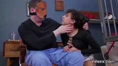 Jouer Une nympho fougueuse dans une maison de fous se fait traiter le trou du cul avec une chevauchée et une succion bdsm douloureuses